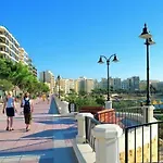 Perfect Location, Idyllic 2br Appartement