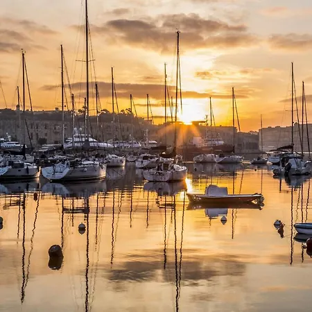 Perfect Location, Idyllic 2br Apartment