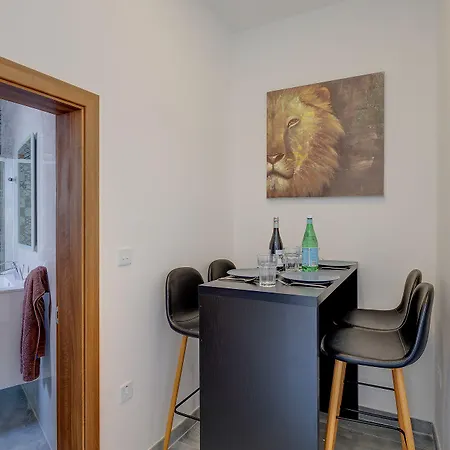 Perfect Location, Idyllic 2br