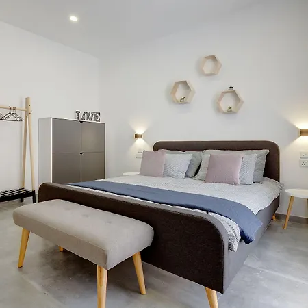 Perfect Location, Idyllic 2br