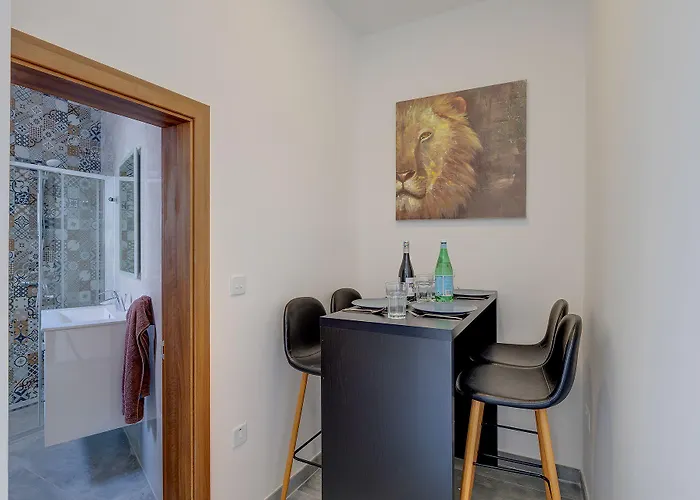 Perfect Location, Idyllic 2br